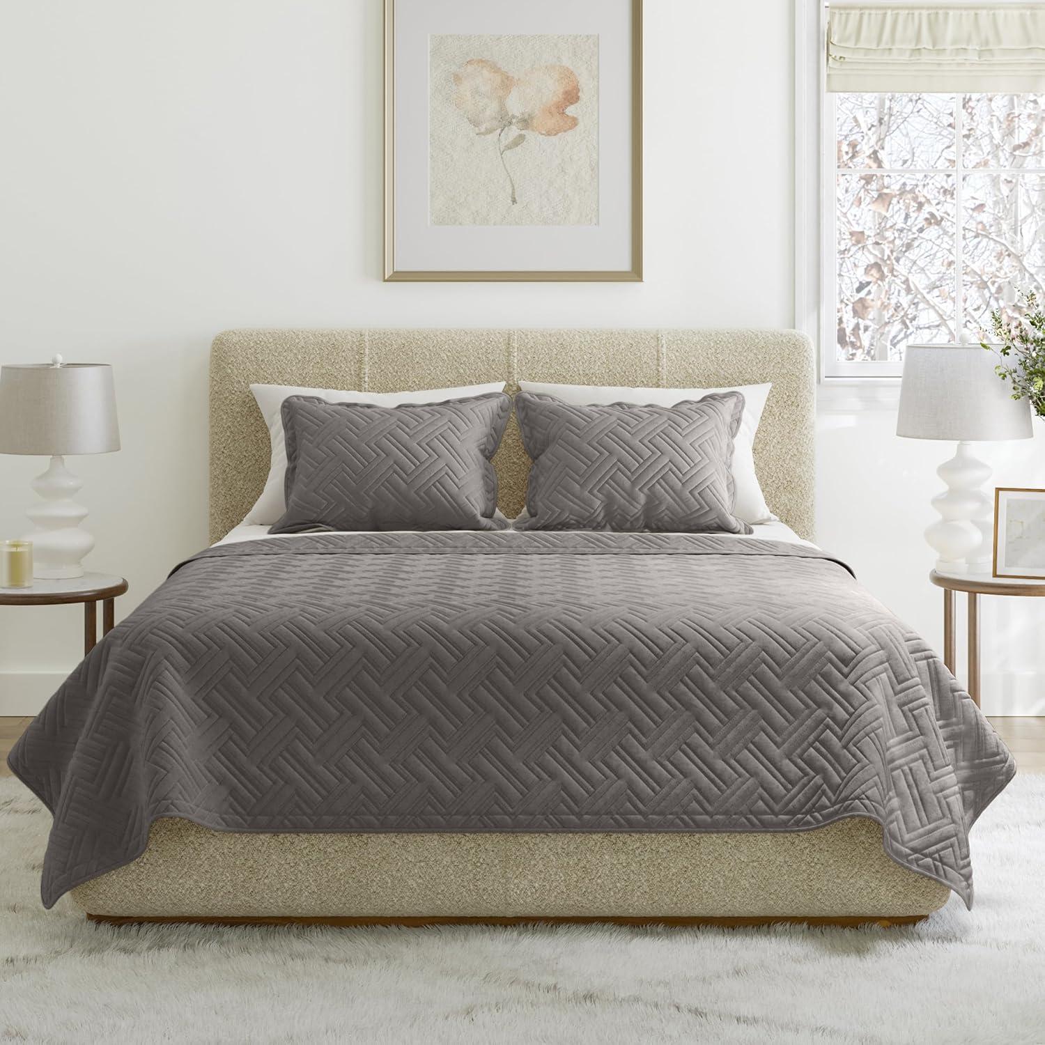 imageLavish Home 3Piece King Quilt Bedding Set Bedspread and 2 King Pillow Shams with Patriotic Star Pattern Lightweight Bed Set for All Seasons Soft Microfiber Coverlet StarsStripesGray