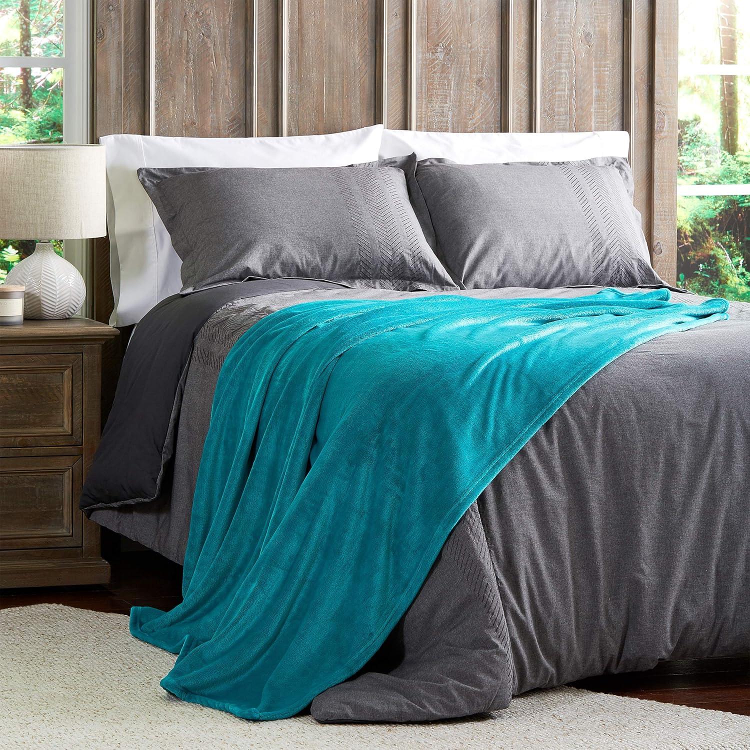 imageLavish Home Velvet Throw Oversized Microfiber Velvet Solid Polyester Throw Blanket Breathable and Machine Washable in Lagoon Green